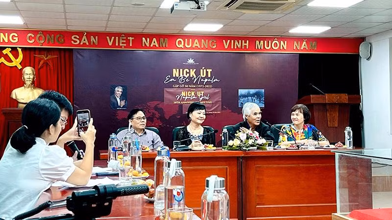 Nhiếp ảnh gia Nick Út (người thứ hai từ phải sang) và bà Phan Thị Kim Phúc (người thứ ba từ phải sang) chia sẻ nhiều câu chuyện về bức ảnh “Em bé Napalm” và những thay đổi cuộc đời trong 50 năm qua.