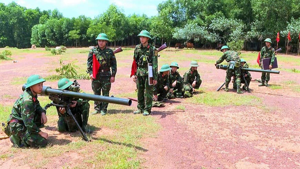 Lực lượng vũ trang huấn huyện tình huống diễn tập phòng thủ.