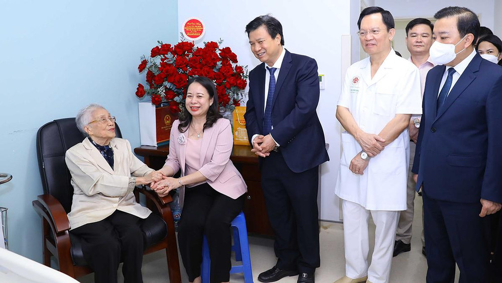 Phó Chủ tịch nước Võ Thị Ánh Xuân thăm nguyên Phó Chủ tịch nước, nguyên Bộ trưởng Giáo dục và Đào tạo Nguyễn Thị Bình. 