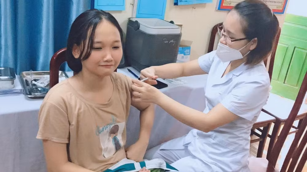 Học sinh dưới 12 tuổi ở xã Tân Phong (huyện Vũ Thư, tỉnh Thái Bình) được tiêm vaccine phòng Covid-19.