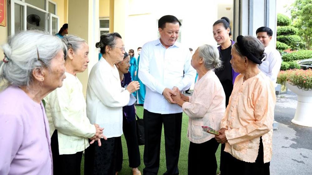 Bí thư Thành ủy Hà Nội Đinh Tiến Dũng thăm hỏi người có công tại Trung tâm Nuôi dưỡng và điều dưỡng người có công số 2 Hà Nội.