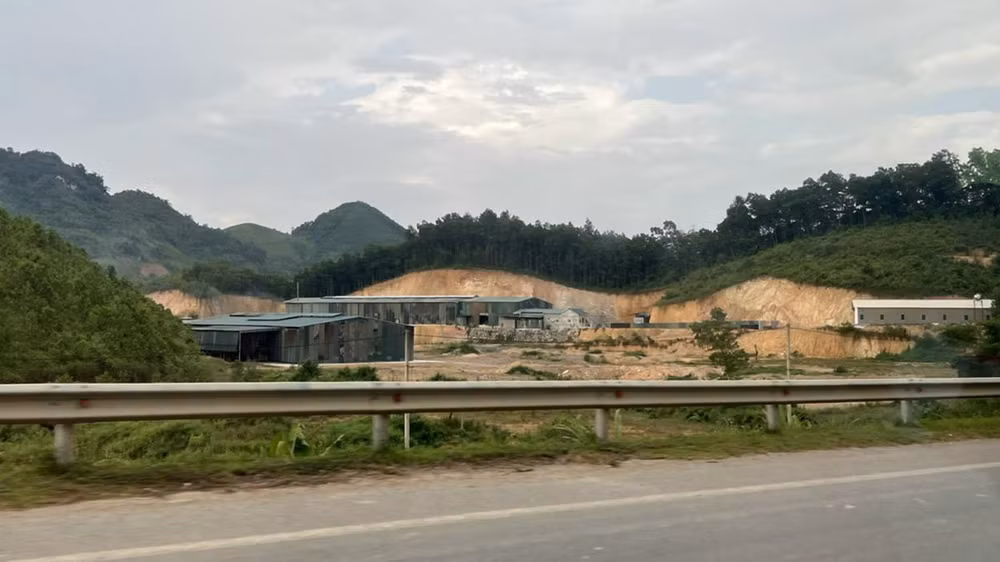Một nhà xưởng “mọc” lên trên đất lâm nghiệp ở xã Quảng Chu (Chợ Mới). 