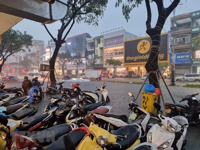 [Ảnh] Đà Nẵng: Mưa lớn kéo dài, nhiều tuyến đường ngập sâu trong nước ảnh 11