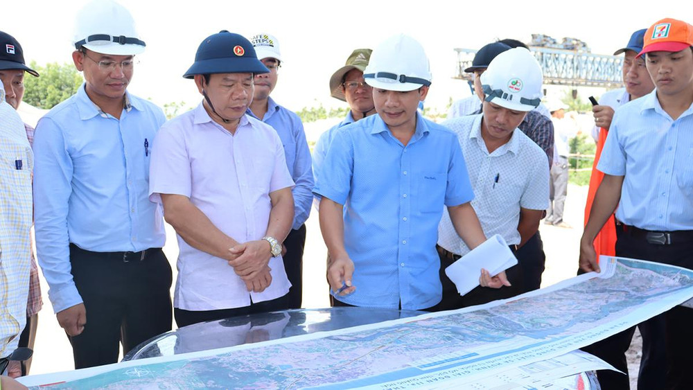 Chủ tịch UBND tỉnh Quảng Ngãi Đặng Văn Minh kiểm tra tiến độ thực hiện dự án đường ven biển Dung Quất-Sa Huỳnh.