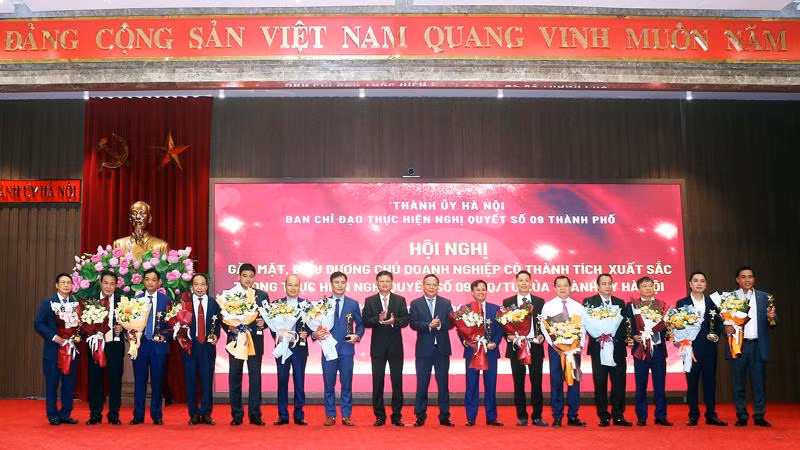 Lãnh đạo Thành ủy Hà Nội tặng hoa, biểu trưng cho các doanh nghiệp thực hiện hiệu quả Nghị quyết 9.