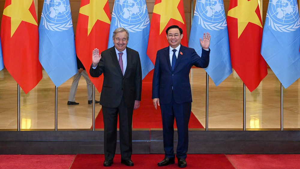 Chủ tịch Quốc hội Vương Đình Huệ và Tổng Thư ký Liên hợp quốc Antonio Guterres chụp ảnh lưu niệm tại buổi tiếp.