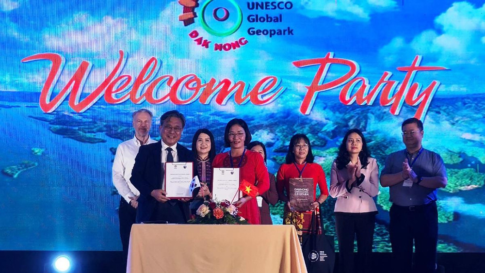 Ký kết Biên bản hợp tác giữa Ban quản lý Công viên địa chất toàn cầu UNESCO Đắk Nông và Ban quản lý Công viên địa chất toàn cầu UNESCO Mudeungsan–Hàn Quốc.