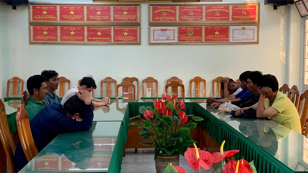 Các đối tượng trong đường dây đánh bạc bị tạm giữ và đưa về trụ sở cơ quan công an. (Ảnh: Công an Bình Thuận cung cấp)