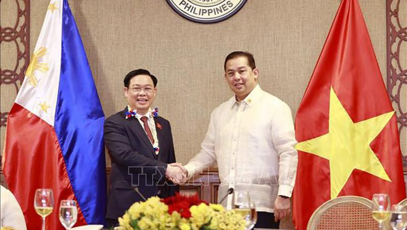 Chủ tịch Quốc hội Vương Đình Huệ và Chủ tịch Hạ viện Martin Romualdez tại lễ đón. (Ảnh: Doãn Tấn/TTXVN)