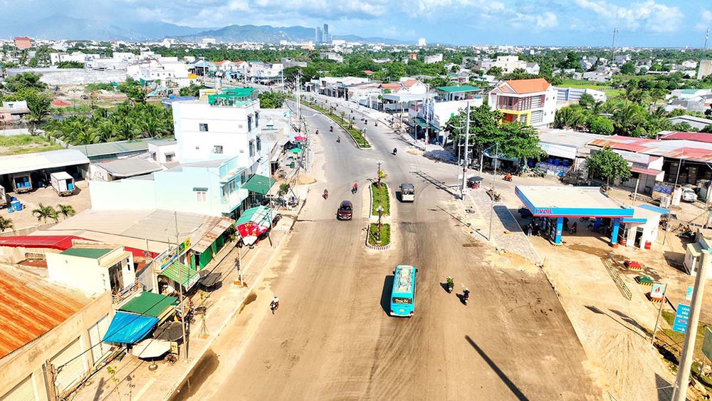 Dự án đường đôi vào thành phố Phan Rang-Tháp Chàm (đoạn phía nam của tỉnh Ninh Thuận) hoàn thành đã tạo nên diện mạo mới cho thôn, xóm và những đổi thay tích cực trong đời sống người dân nơi đây.