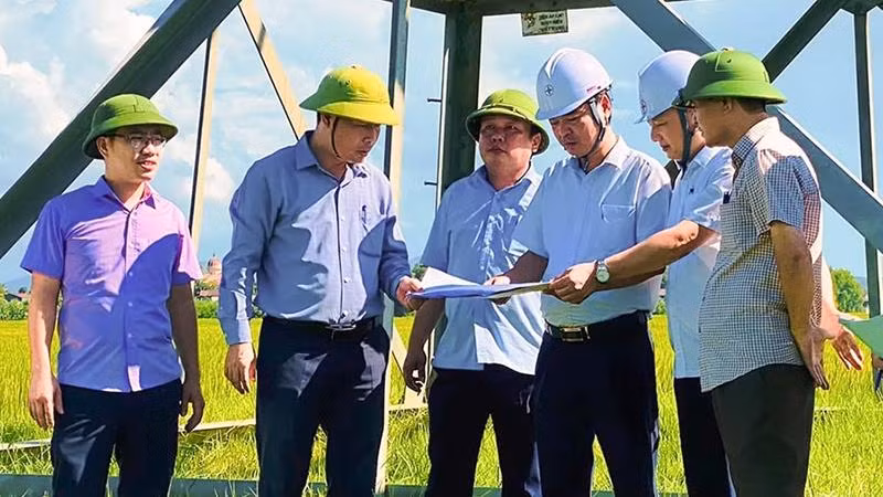 Đại diện lãnh đạo huyện Thạch Hà cùng Ban Quản lý dự án Thăng Long kiểm tra hiện trạng khu vực triển khai dự án đường cao tốc bắc-nam. 