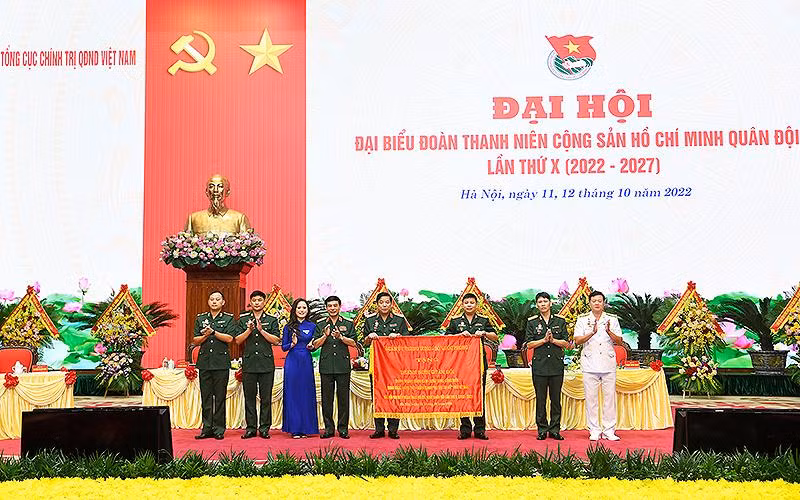 Đại tướng Phan Văn Giang trao bức trướng “Trung thành – Dũng cảm – Khát vọng – Cống hiến – Xung kích – Sáng tạo – Xứng danh Bộ đội Cụ Hồ thời kỳ mới” của Quân ủy Trung ương, Bộ Quốc phòng tặng tuổi trẻ toàn quân tại Đại hội.