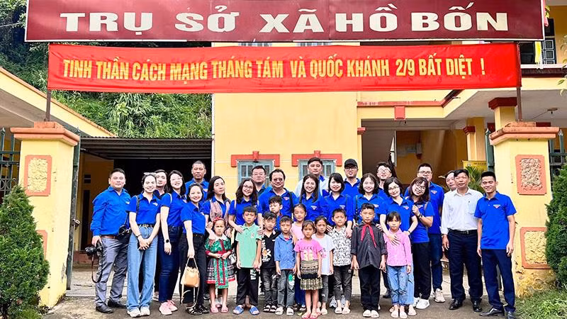 Đoàn viên, thanh niên Báo Nhân Dân và thiếu nhi địa phương trong chương trình thiện nguyện “Tiếp bước em tới trường” ở xã Hồ Bốn (huyện Mù Cang Chải, tỉnh Yên Bái).