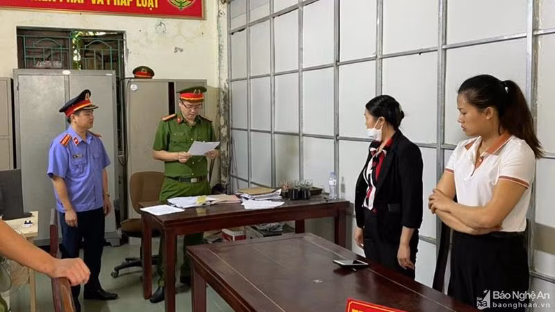 Cơ quan Cảnh sát điều tra tống đạt quyết định khởi tố các bị can. (Nguồn: Báo Nghệ An/TTXVN)