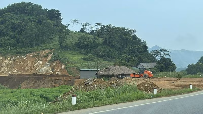 Một khu vực đang san ủi tại xã Quảng Chu. 