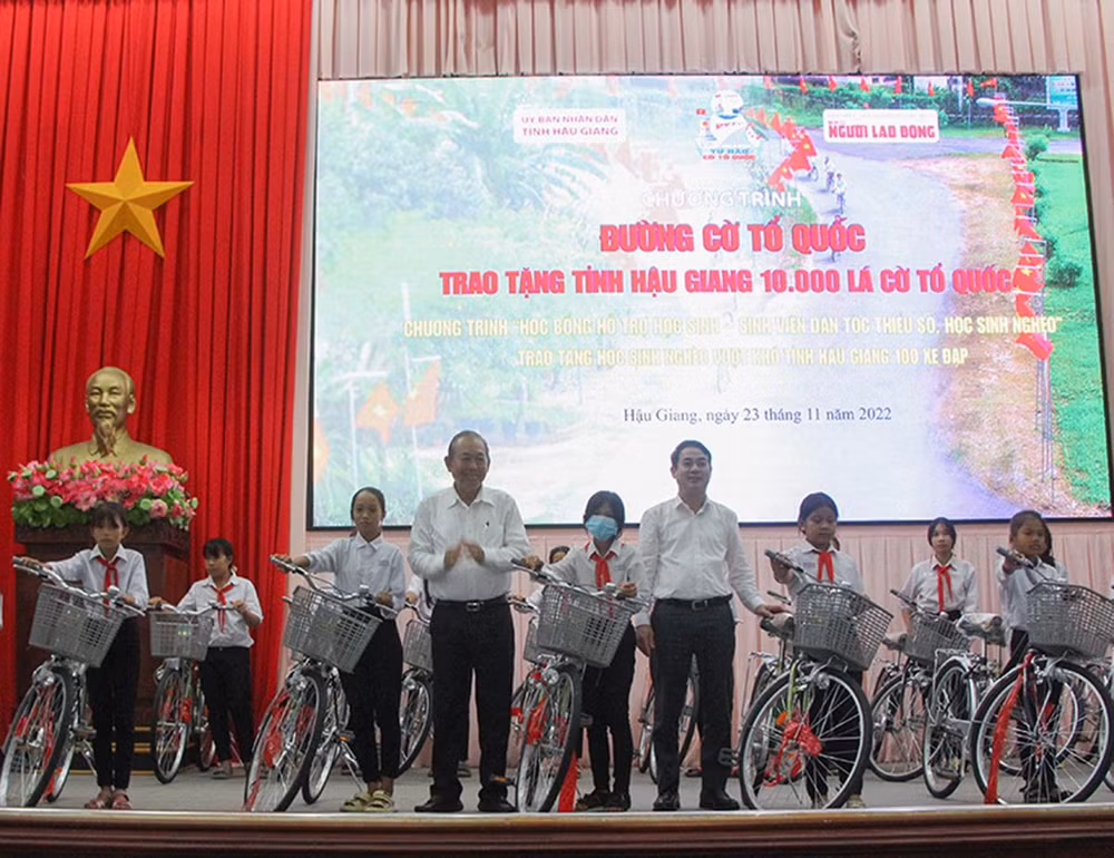 Tặng xe đạp cho học sinh có hoàn cảnh khó khăn.