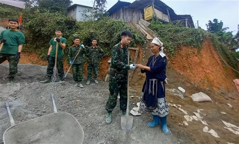 Người dân mời nước chiến sĩ trong phút nghỉ ngơi.