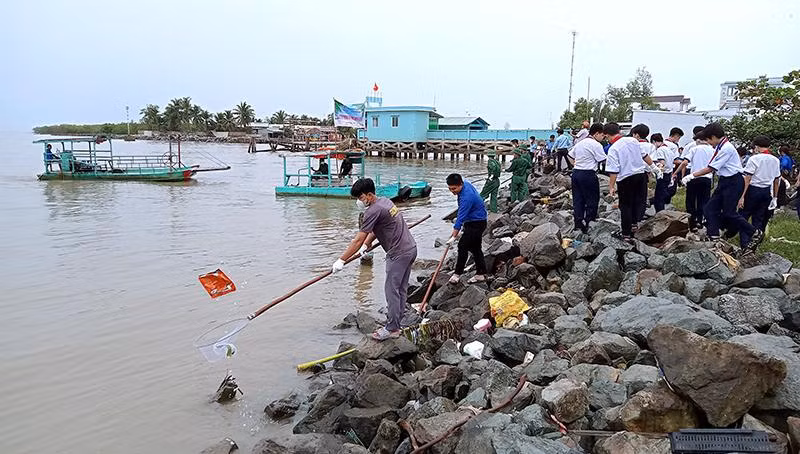 Khu vực tưởng niệm đồng bào tử nạn trong cơn bão Linda ở xã Khánh Hội thường xuyên diễn ra các hoạt động ý nghĩa vì cộng đồng.