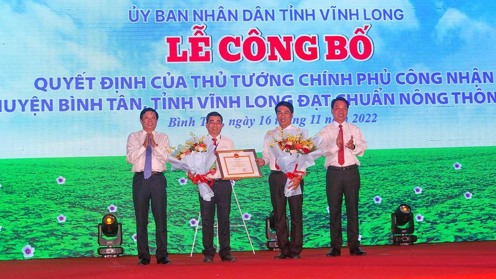 Lễ đón nhận Quyết định của Thủ tướng Chính phủ công nhận huyện nông thôn mới Bình Tân. 