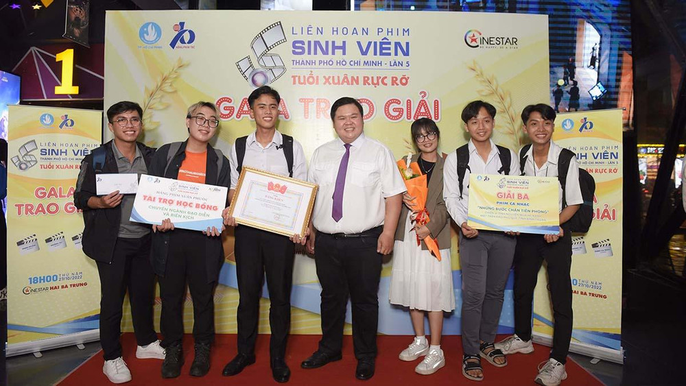 Trao giải cho các nhóm có tác phẩm xuất sắc..