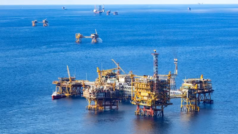 Petrovietnam duy trì sản lượng khai thác dầu thô trung bình đạt 7,5-8,5 triệu tấn/năm, sản lượng khí đạt 6-8 tỷ m³/năm. (Trong ảnh: Khai thác dầu khí trên thềm lục địa Việt Nam)