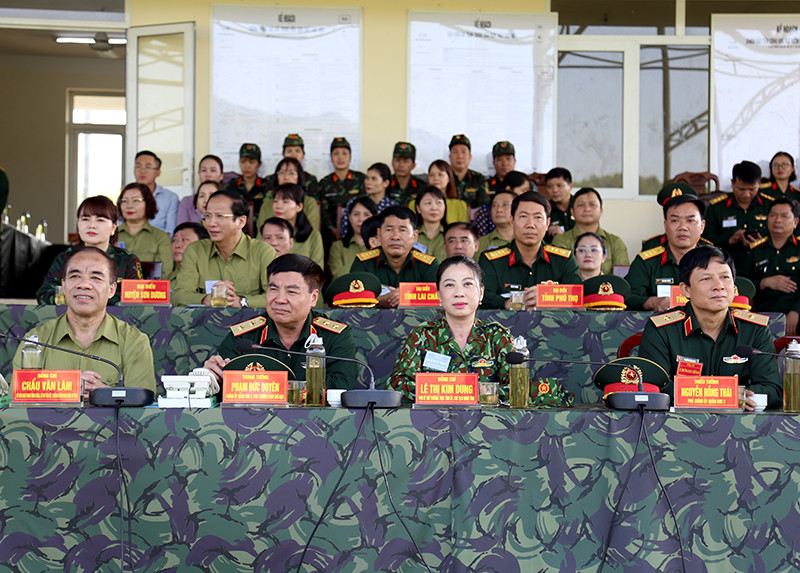 Các đại biểu tham gia diễn tập thực binh bắn chiến đấu.