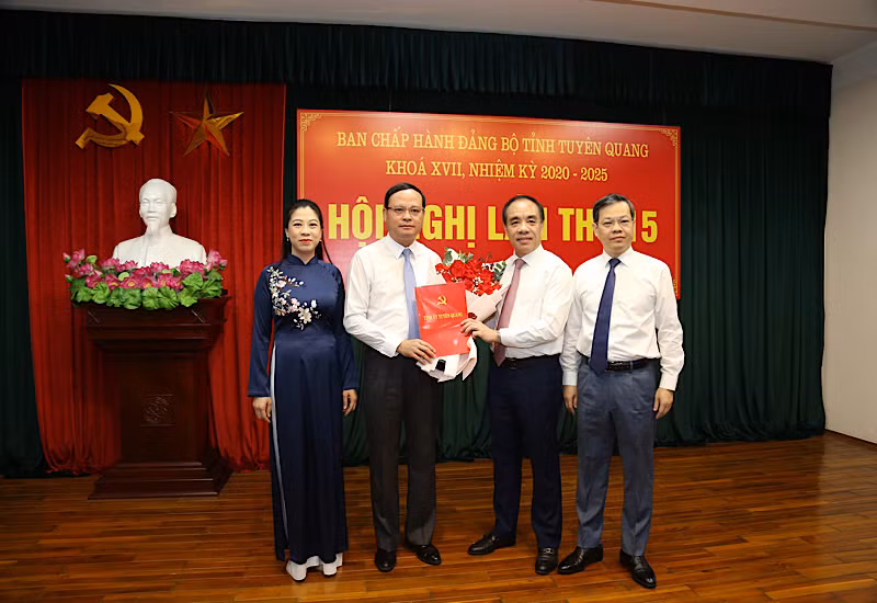 Các đồng chí Thường trực Tỉnh ủy Tuyên Quang chúc mừng đồng chí Nguyễn Mạnh Tuấn.