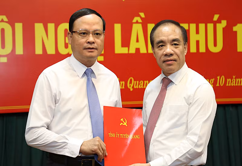 Bí thư Tỉnh ủy Tuyên Quang Chẩu Văn Lâm trao quyết định cho đồng chí Nguyễn Mạnh Tuấn.