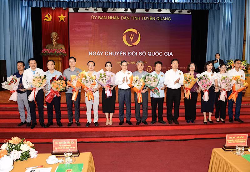 Biểu dương các đơn vị có kết quả nổi bật trong thực hiện Chuyển đổi số năm 2022.