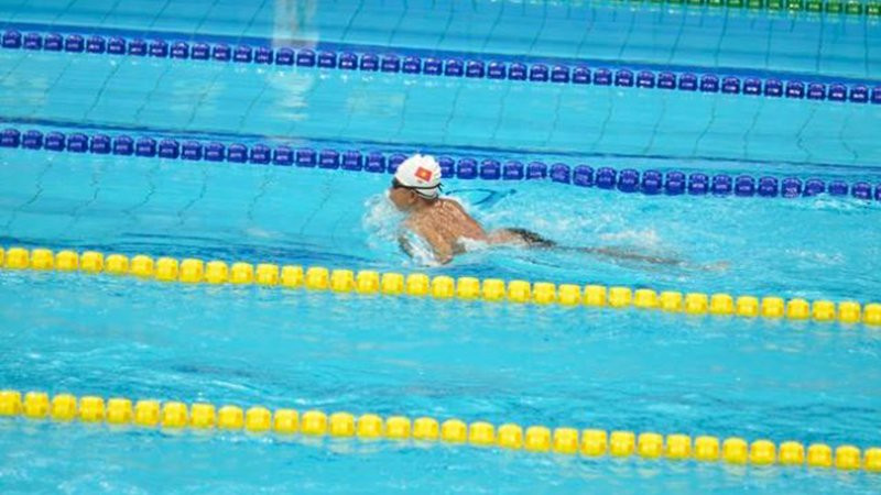 Vận động viên Lê Tiến Đạt trên đường bơi. 