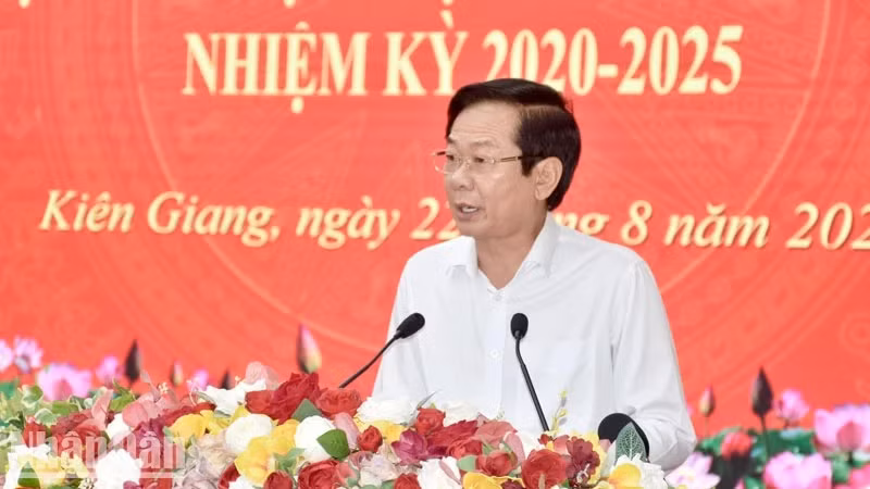 Bí thư Tỉnh ủy Kiên Giang Đỗ Thanh Bình phát biểu tại hội nghị sơ kết giữa nhiệm kỳ thực hiện Nghị quyết Đại hội XI, nhiệm kỳ 2020-2025. Ảnh: Quốc Trinh