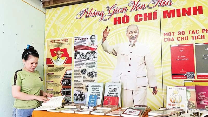 Công nhân, người lao động ở khu nhà trọ tại phường Tân Tạo A, quận Bình Tân xem tư liệu, thông tin tại nơi tổ chức "Không gian văn hóa Hồ Chí Minh".