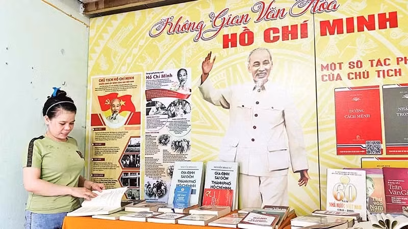 Công nhân, người lao động ở khu nhà trọ tại phường Tân Tạo A, quận Bình Tân xem tư liệu, thông tin tại nơi tổ chức "Không gian văn hóa Hồ Chí Minh".