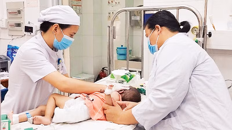 Trẻ mắc bệnh hô hấp điều trị tại Bệnh viện Nhi Đồng 2 (Thành phố Hồ Chí Minh).