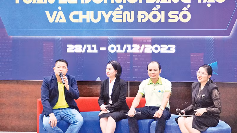 Các diễn giả chia sẻ về việc thay đổi thói quen của người trẻ tại tọa đàm “Thực phẩm bền vững - Food for all, all for food”.