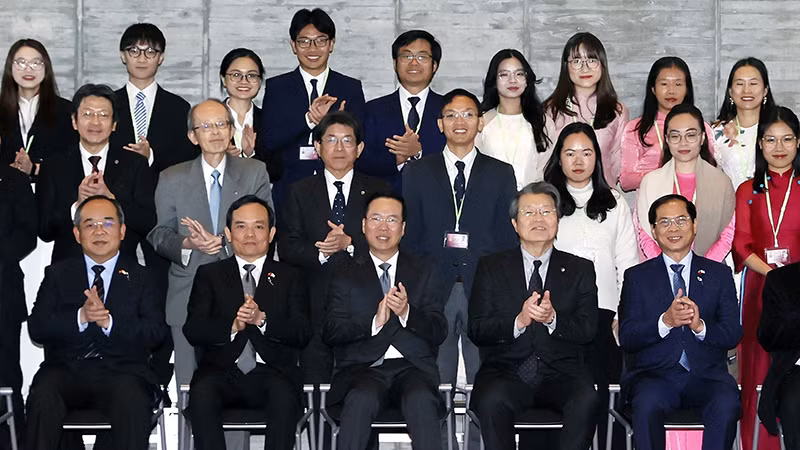 Chủ tịch nước Võ Văn Thưởng với giáo viên và sinh viên Đại học Kyushu. (Ảnh TTXVN)