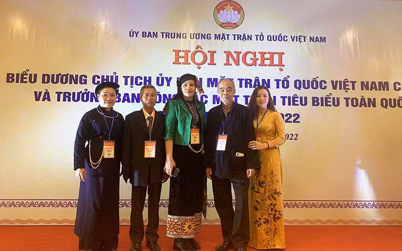 Ông Phạm Văn Khắc (thứ hai từ trái qua) tại Hội nghị biểu dương Chủ tịch Ủy ban MTTQ Việt Nam cấp xã và trưởng ban công tác mặt trận tiêu biểu toàn quốc. (Ảnh THU TRANG)