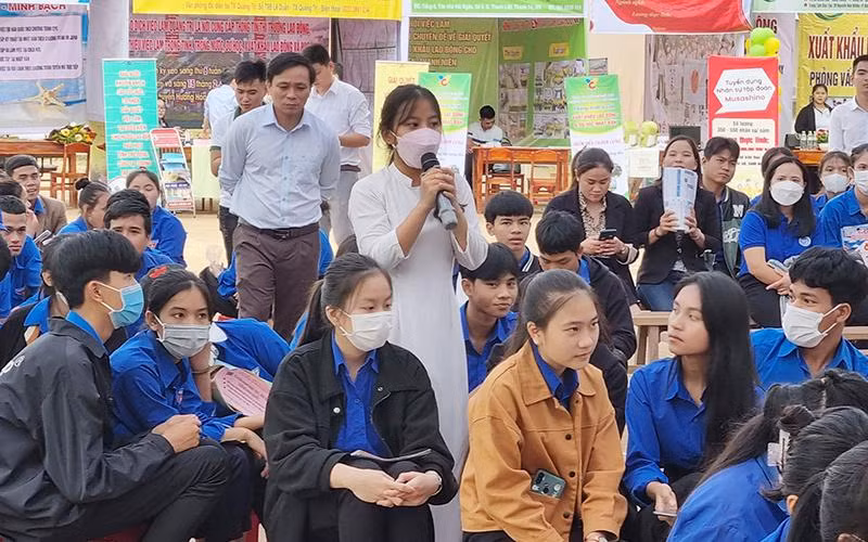 Thanh niên dân tộc thiểu số huyện Đắk Rông (Quảng Trị) tìm hiểu thông tin về xuất khẩu lao động.