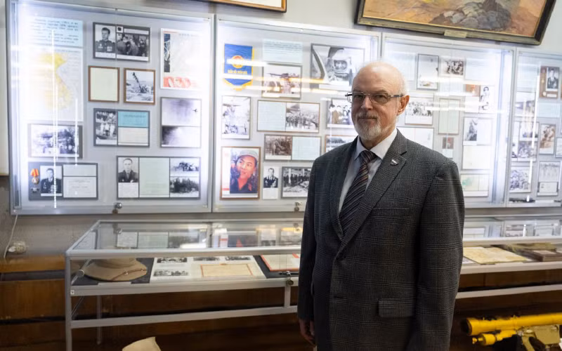 Ông Yuri Knutov tại góc Việt Nam trong bảo tàng.