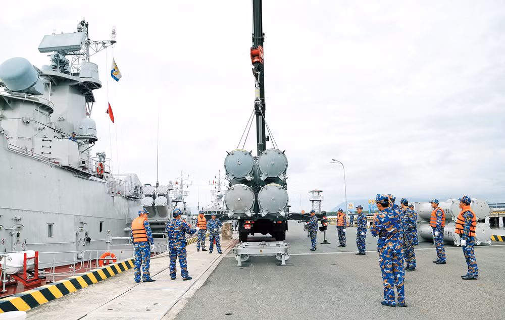 Huấn luyện cẩu nhận tên lửa ở các tàu 12418