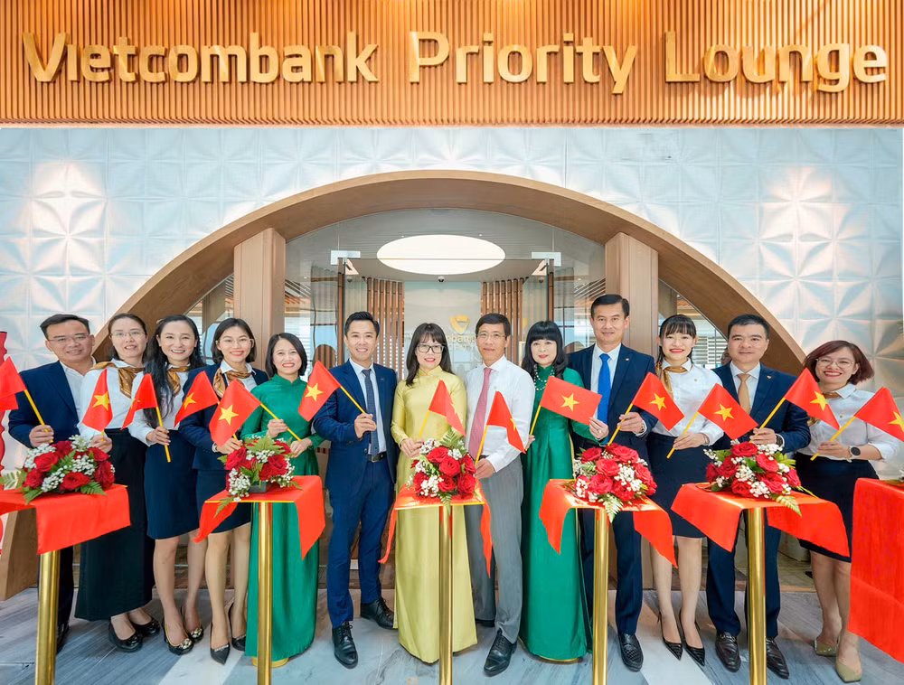 Đại biểu và khách mời chúc mừng lễ khai trương phòng chờ Vietcombank Priority tại Nhà ga T3, Sân bay quốc tế Tân Sơn Nhất, Thành phố Hồ Chí Minh sáng ngày 30/04/2025.