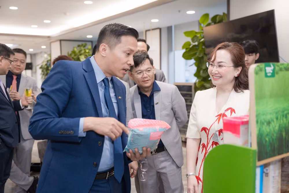 Lãnh đạo hai bên cùng trao đổi về xu hướng các dòng sản phẩm dinh dưỡng có nguồn gốc tự nhiên trong khuôn khổ lễ ký kết hợp tác chiến lược