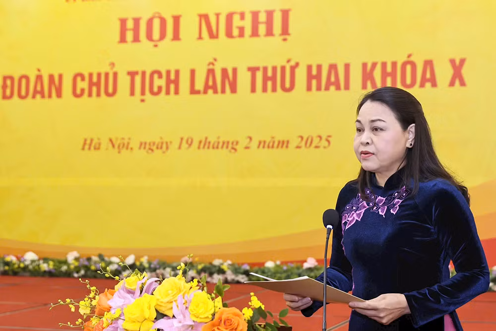 Phó Chủ tịch, Tổng Thư ký Ủy Trung ương Mặt trận Tổ quốc Việt Nam Nguyễn Thị Thu Hà trình bày Tờ trình tại Hội nghị.