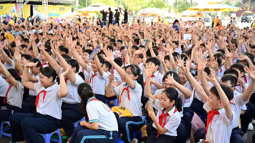 Đông đảo thiếu nhi địa phương đến tham gia Ngày hội.