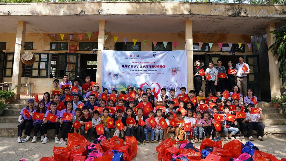 Tập thể cán bộ, giáo viên, học sinh Điểm trường Tân Sơn cùng những người sẽ xây nên ước mơ cho tương lai cho thiếu nhi địa phương.