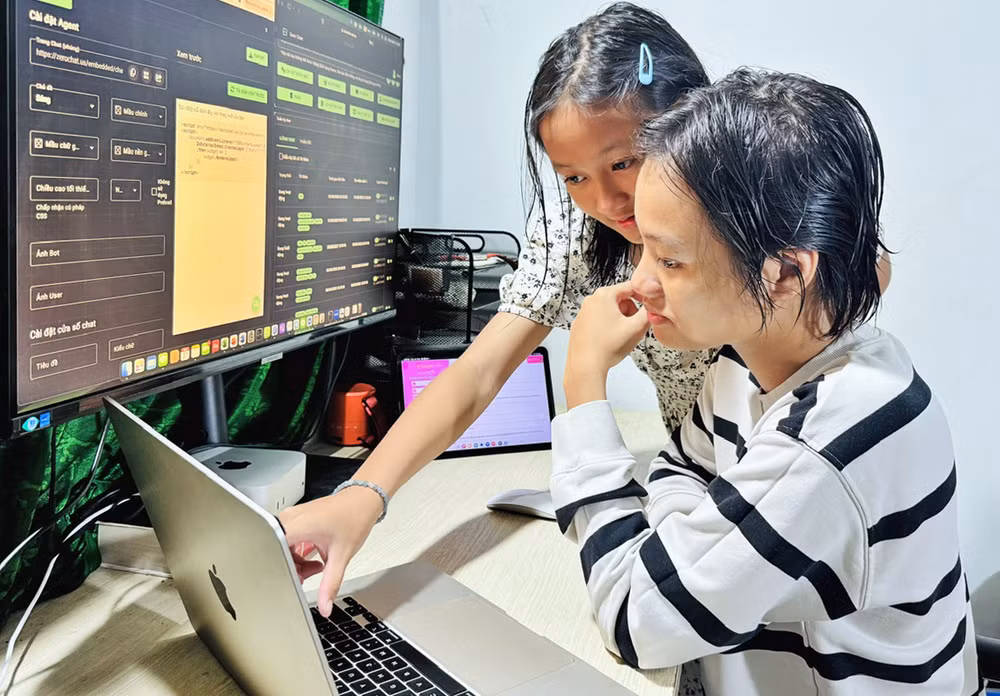 Các thành viên nhóm nghiên cứu tiến hành tối ưu hóa chatbot "Người bạn AI của nữ sinh".