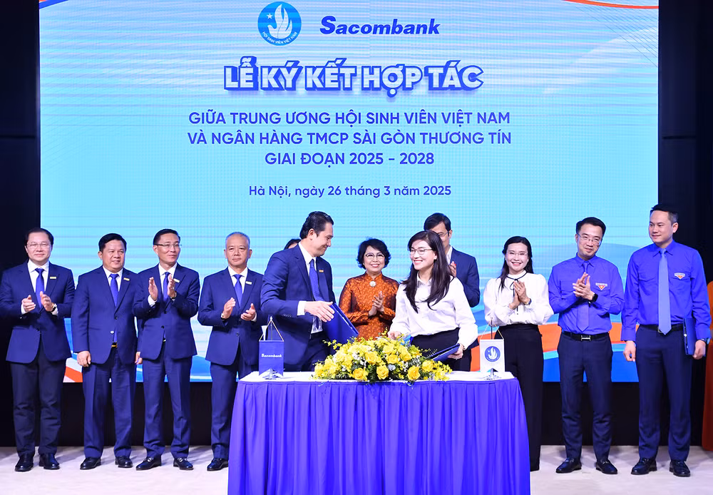 Đại diện Trung ương Hội Sinh viên Việt Nam và Sacombank trao đổi biên bản hợp tác.