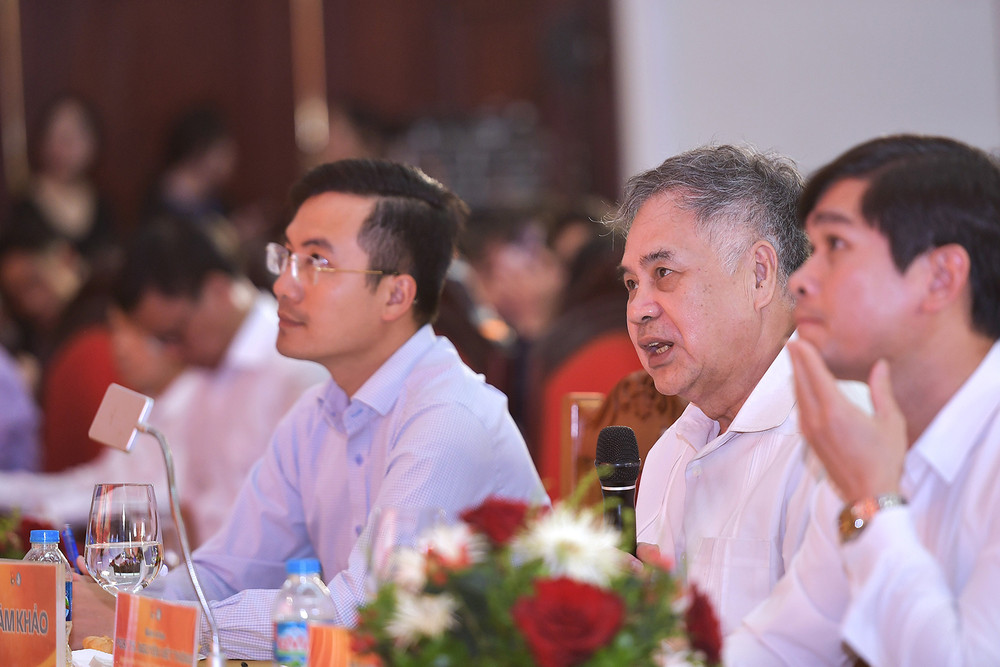 Các thành viên Ban Giám khảo Hội thi đặt câu hỏi cho thí sinh. Các thành viên Ban Giám khảo Hội thi đặt câu hỏi cho thí sinh.