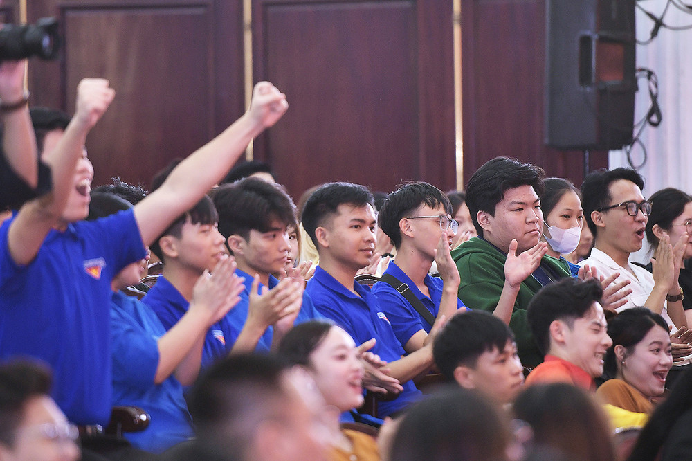 Đông đảo bạn trẻ đến cổ vũ các thí sinh. Đông đảo bạn trẻ đến cổ vũ các thí sinh.