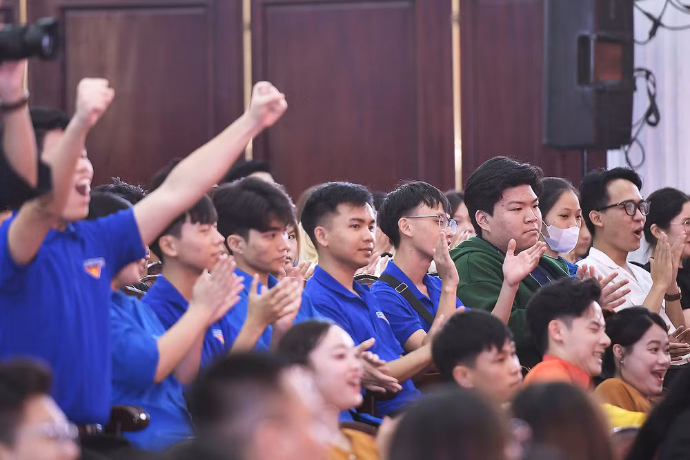 Đông đảo bạn trẻ đến cổ vũ các thí sinh.